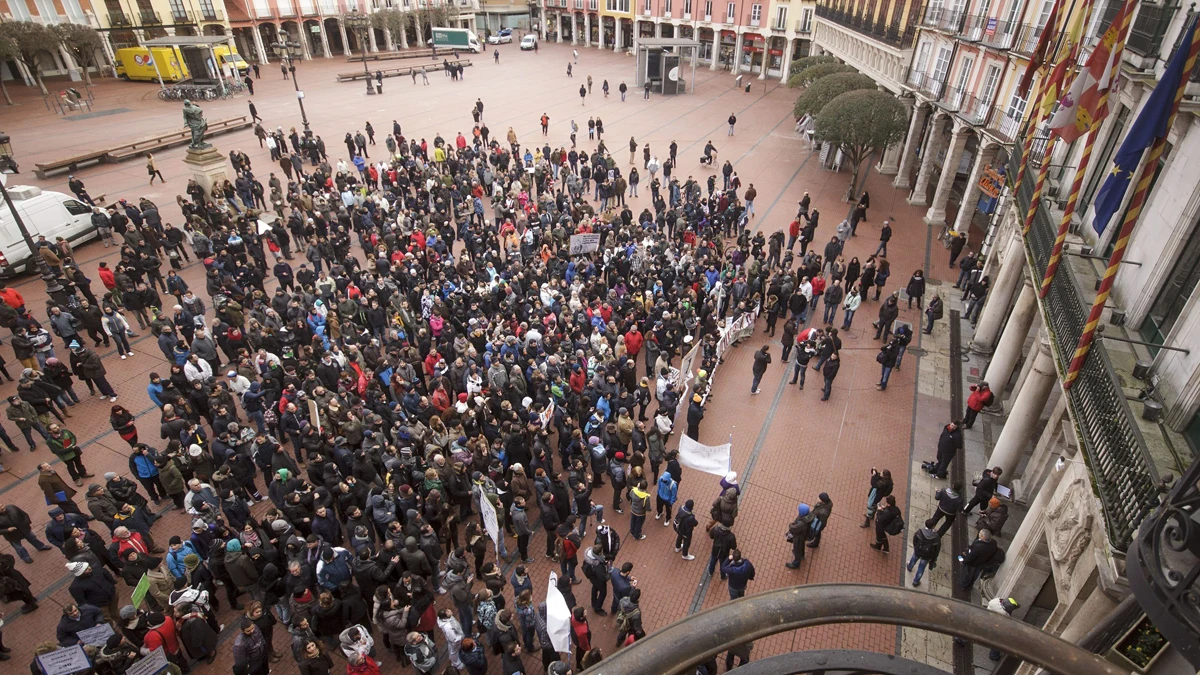 Los vecinos de Gamonal se concentran frente al Ayuntamiento de Burgos