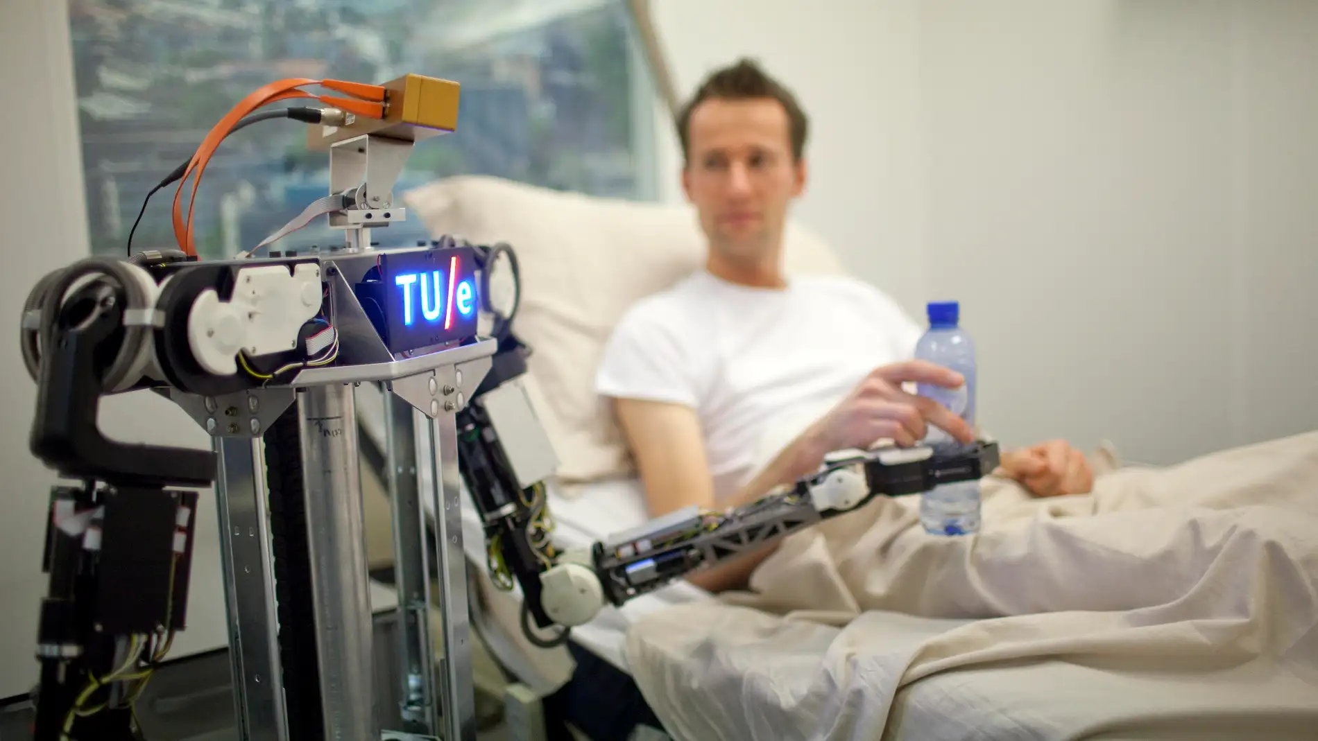Un robot, atendiendo a un paciente en el hospital
