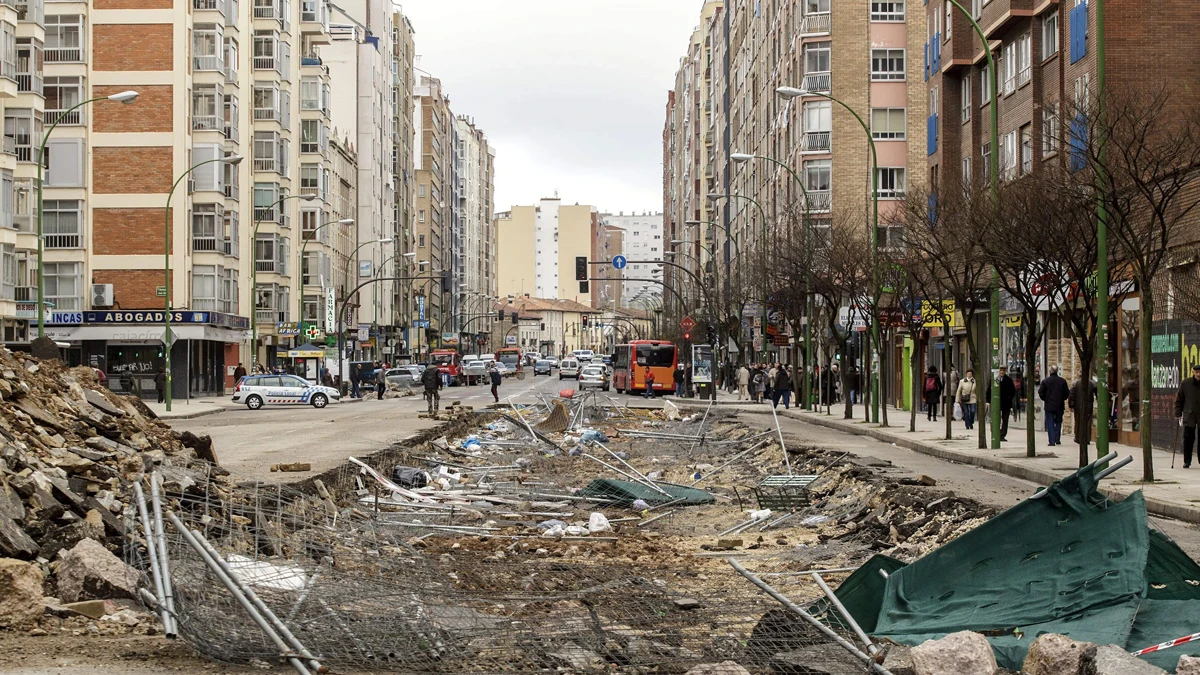 Comienzan a vallar la zona de obras de Gamonal para tapar la zanja abierta