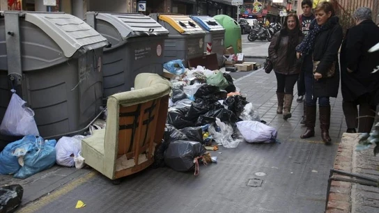 Basura acumulada en algunos contenedores de Alicante. Basura acumulada en algunos contenedores de Alicante.