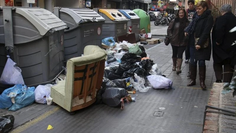 Basura acumulada en algunos contenedores de Alicante.