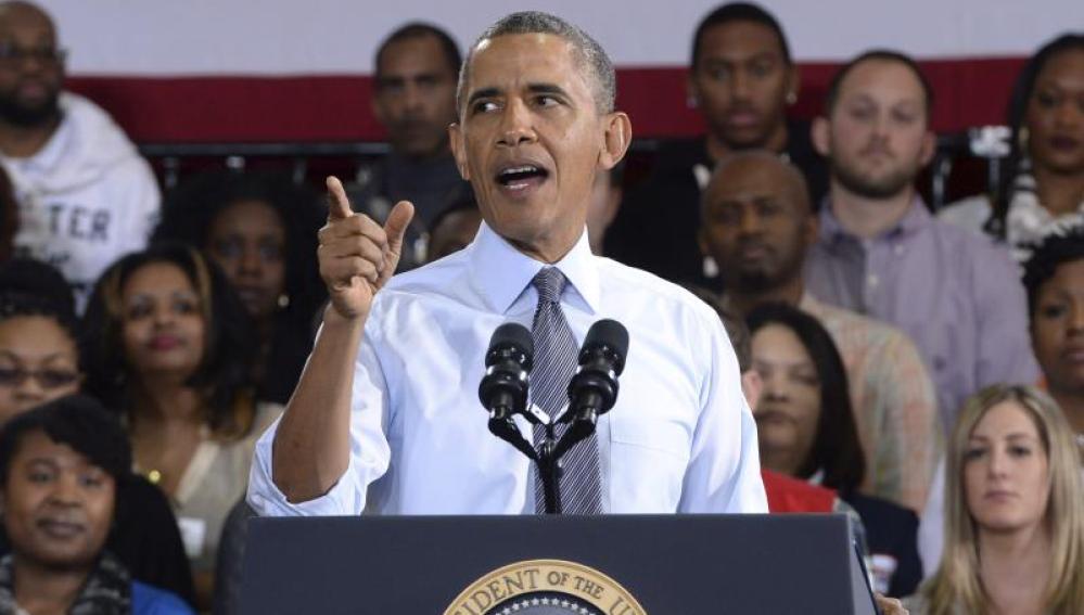 Barack Obama pronuncia un discurso en un centro de la cadena de tiendas minoristas Costco en Lanham