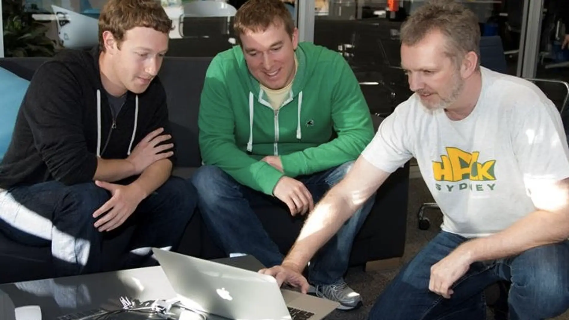 Mark Zuckerberg trabajando con los creadores de la herramienta Graph Search de Facebook