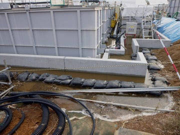 Los tanques donde se almacena el agua radioactiva en un tanque de la Planta de Poder Nuclear Fukushima. Los tanques donde se almacena el agua radioactiva en un tanque de la Planta de Poder Nuclear Fukushima.