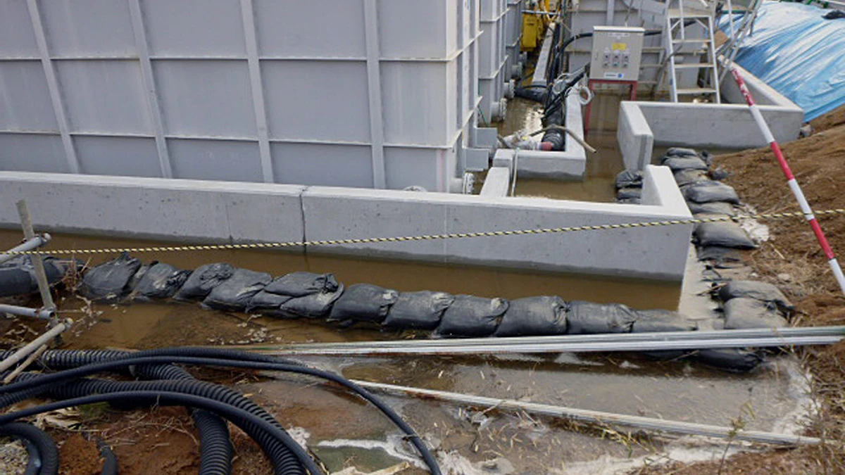 Los tanques donde se almacena el agua radioactiva en un tanque de la Planta de Poder Nuclear Fukushima.