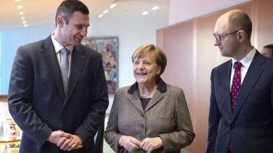 Merkel con Arseni Yatsenyuk y Vitali Klitschk&oacute;