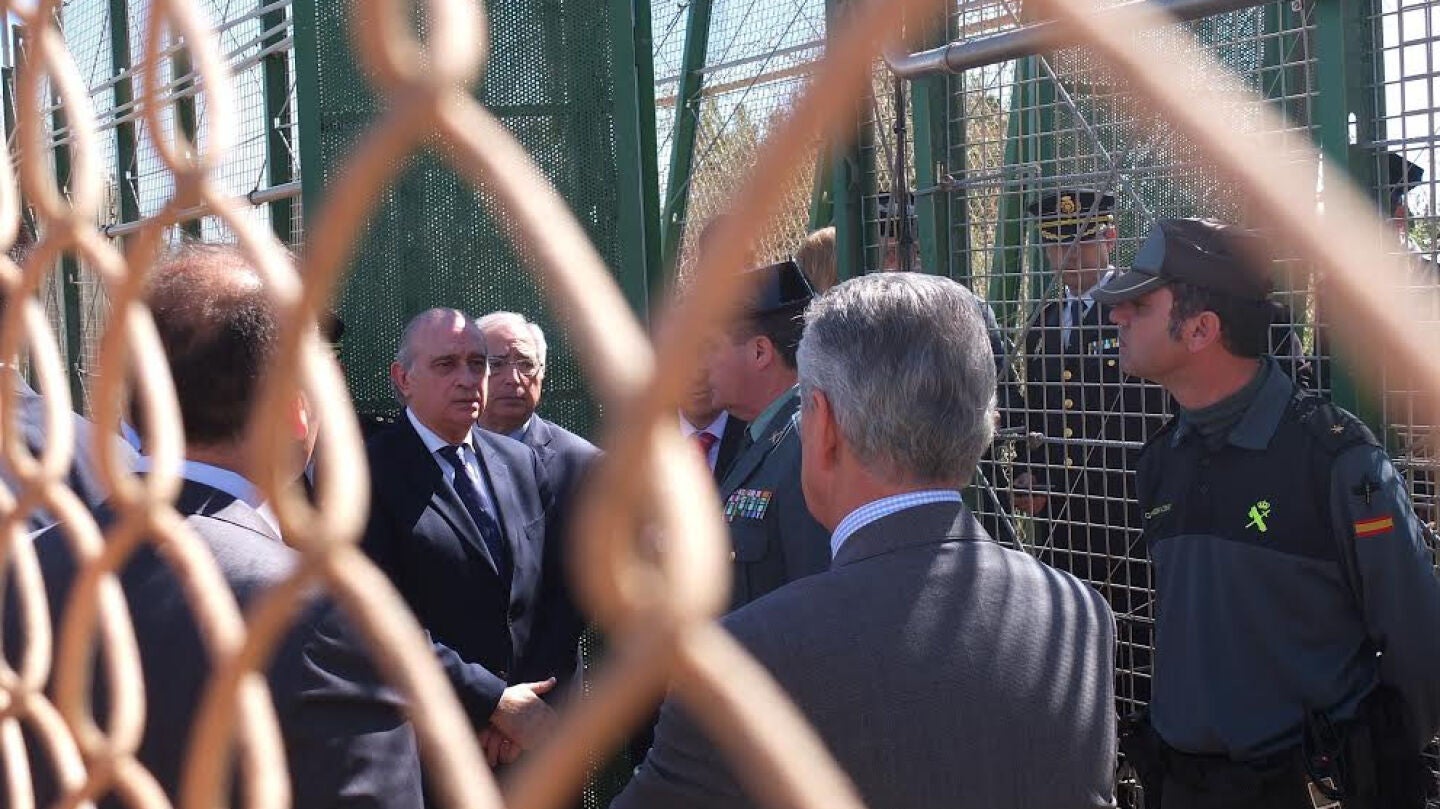 El ministro de Interior, Jorge Fern&aacute;ndez D&iacute;az, durante su visita a la frontera de Melilla con Marruecos.