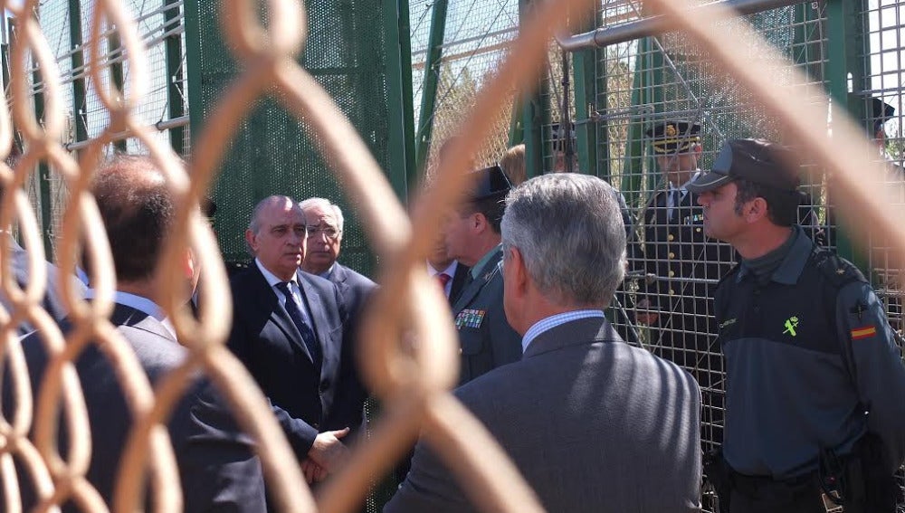 El ministro de Interior, Jorge Fernández Díaz, durante su visita a la frontera de Melilla con Marruecos.