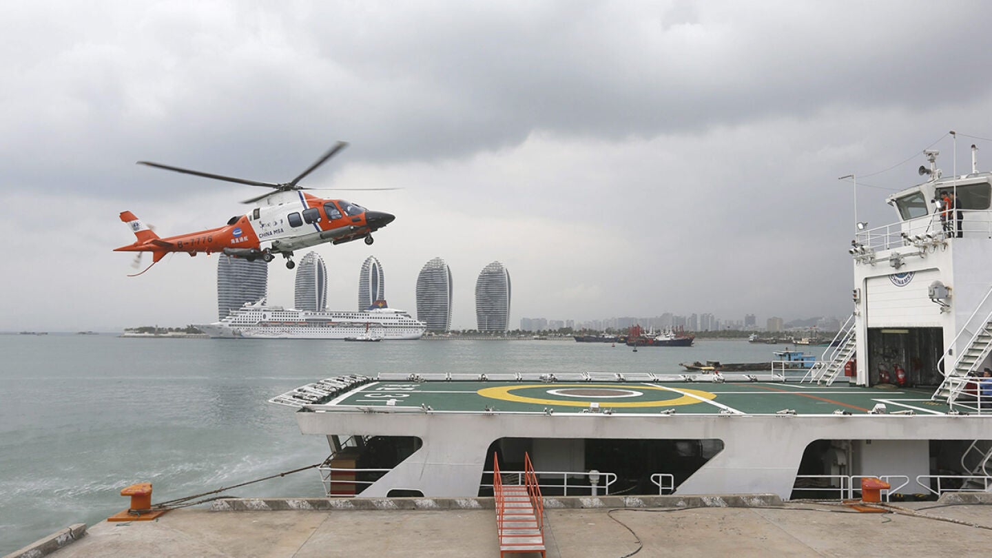 Un helic&oacute;ptero aterriza en el barco de rescate del Servicio de Rescate de la Marina china 