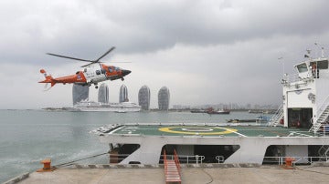 Un helicóptero aterriza en el barco de rescate del Servicio de Rescate de la Marina china 