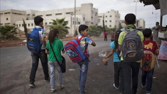 Niños sirios se dirigen hacia su escuela en la ciudad de Alepo Niños sirios se dirigen hacia su escuela en la ciudad de Alepo