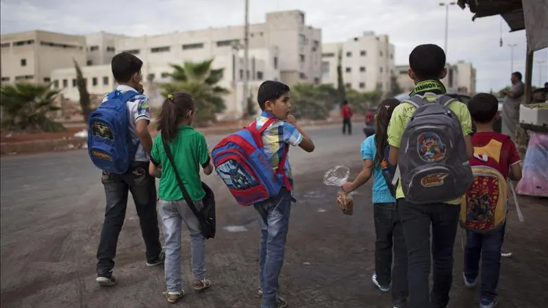 Niños sirios se dirigen hacia su escuela en la ciudad de Alepo
