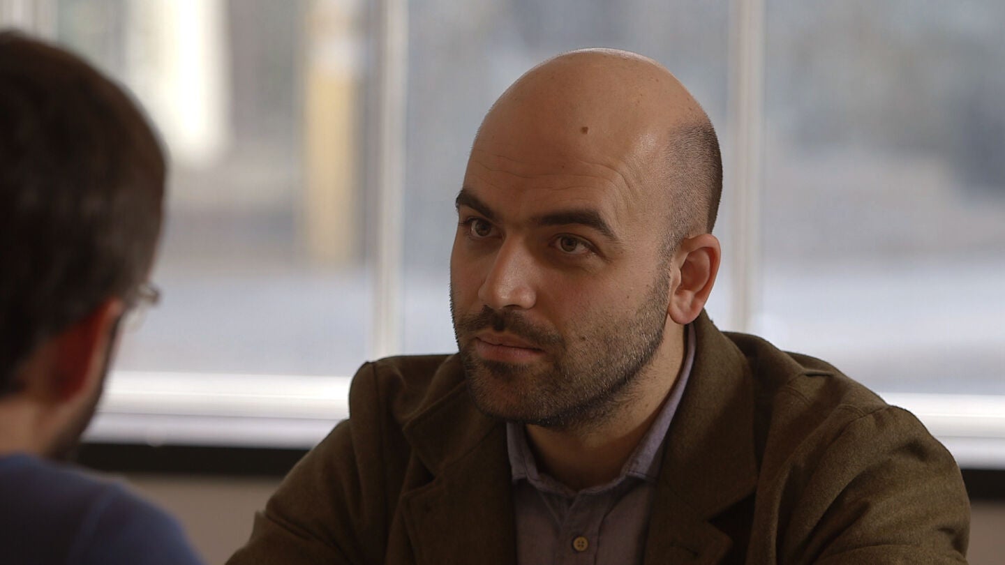 Roberto Saviano, en un momento de la entrevista con &Eacute;vole