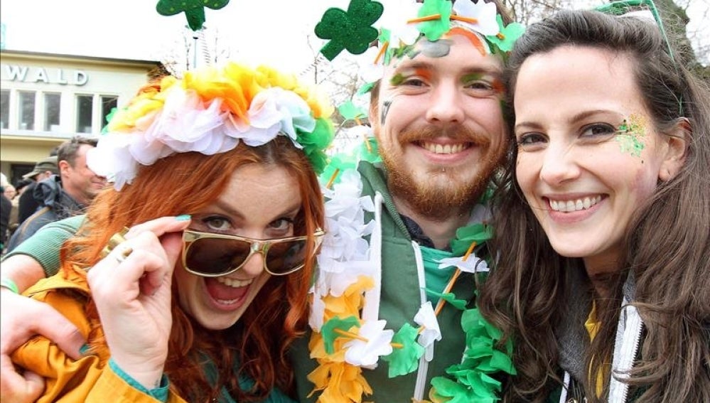 Irlanda celebra a su patrón San Patricio tiñiendo de verde el país