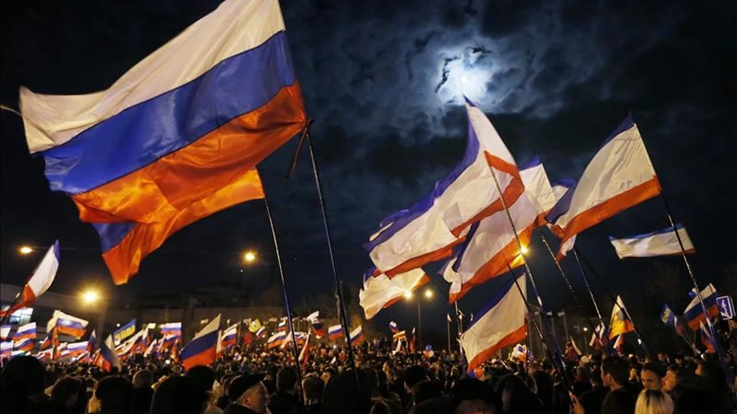 Una multitud con banderas rusas en la Plaza de Lenin en Simferópol (Ucrania) Una multitud con banderas rusas en la Plaza de Lenin en Simferópol (Ucrania)