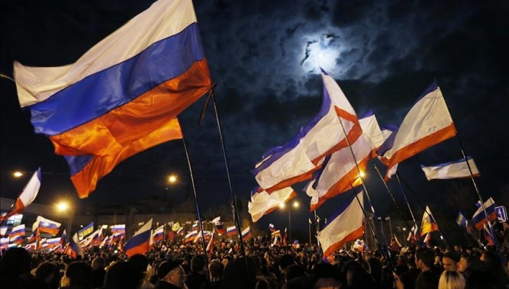 Una multitud con banderas rusas en la Plaza de Lenin en Simferópol (Ucrania)