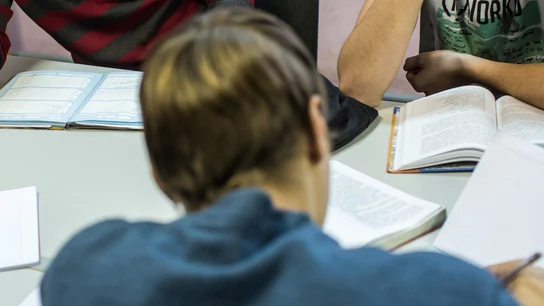 Estudiante haciendo deberes Estudiante haciendo deberes