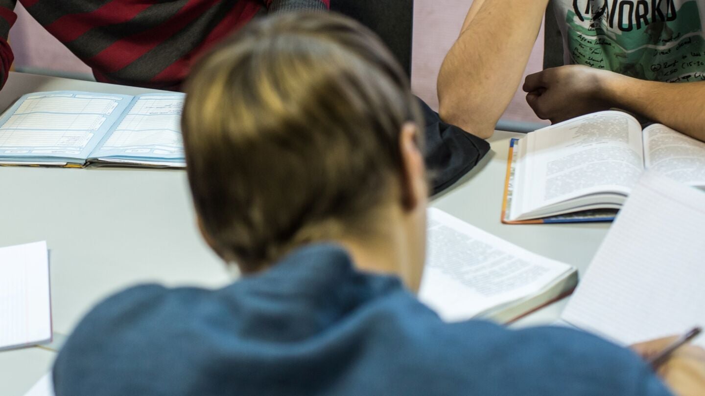 Estudiante haciendo deberes
