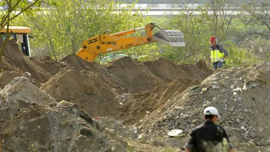 Trabajos de rastreo en una escombrera situada entre los términos municipales de Sevilla y Camas Trabajos de rastreo en una escombrera situada entre los términos municipales de Sevilla y Camas