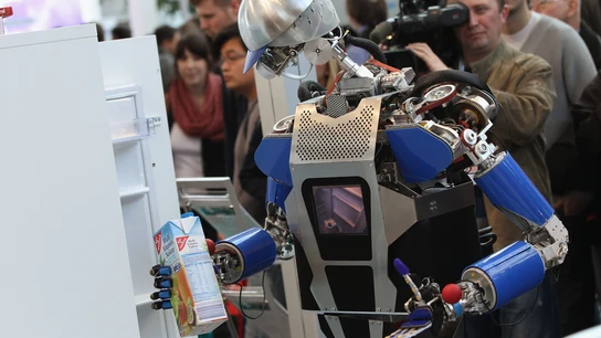 Un robot abriendo una nevera Un robot abriendo una nevera