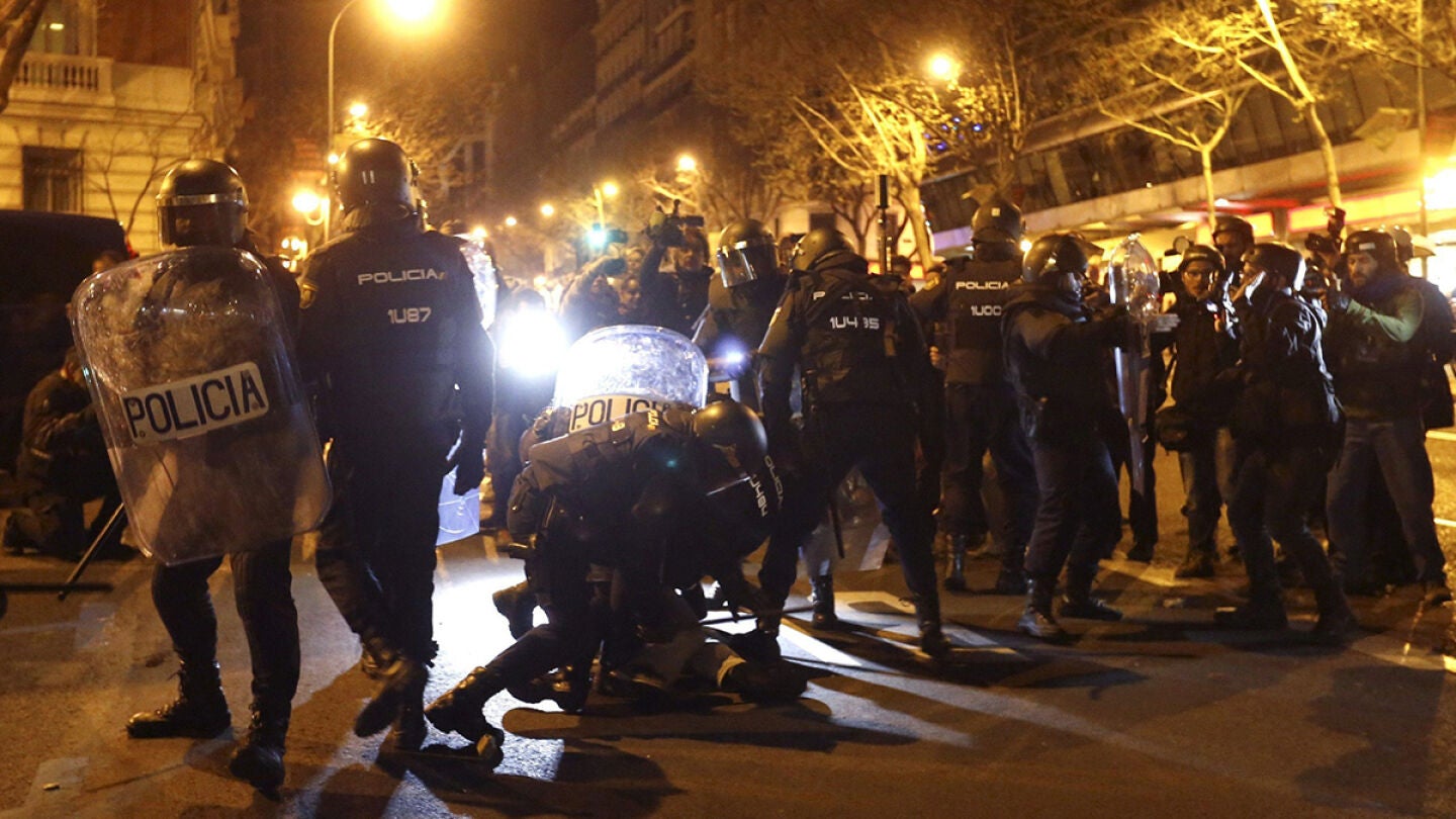 Polic&iacute;as antidisturbios intervienen en la Plaza de Col&oacute;n