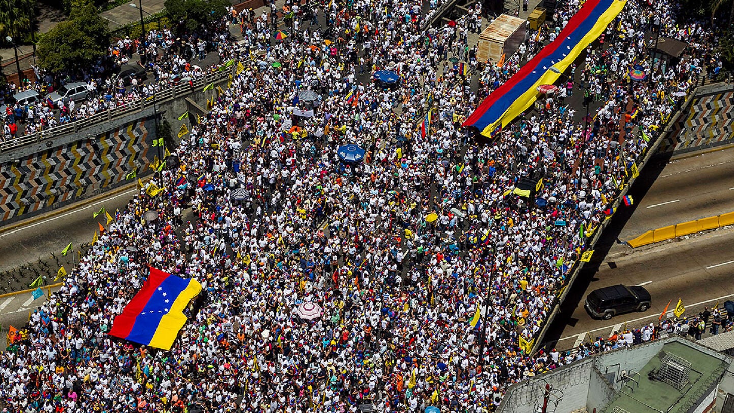 Manifestaci&oacute;n de opositores venezolanos en Caracas.