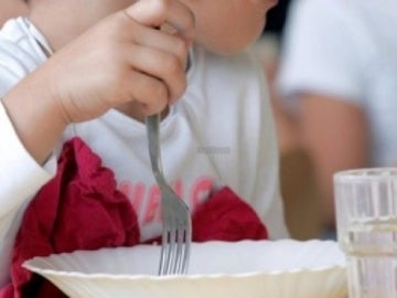 Un menor en un comedor social. Un menor en un comedor social.