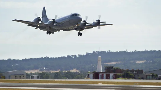 Una aeronave P-3K2 Orión de la la Fuerza Aérea Real Australiana (RAAF) despega de la base de Perth (Australia) Una aeronave P-3K2 Orión de la la Fuerza Aérea Real Australiana (RAAF) despega de la base de Perth (Australia)