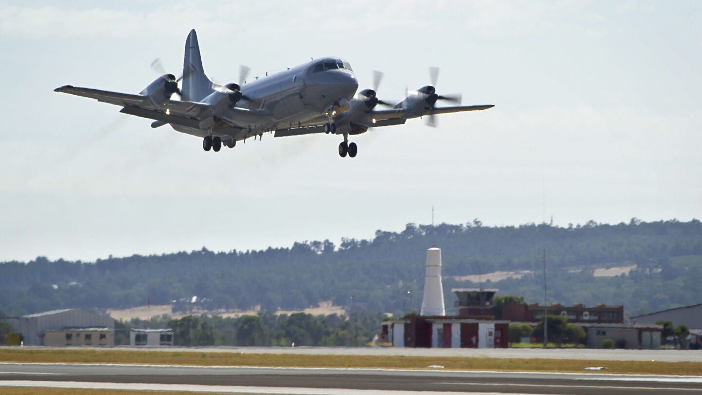 Una aeronave P-3K2 Ori&oacute;n de la la Fuerza A&eacute;rea Real Australiana (RAAF) despega de la base de Perth (Australia)