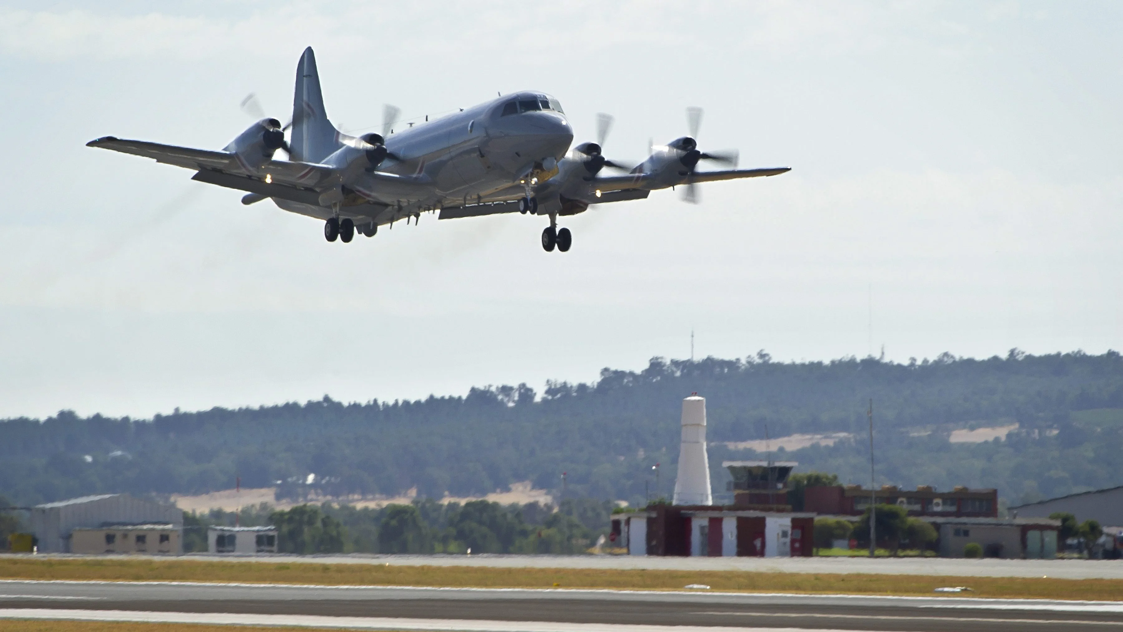 Una aeronave P-3K2 Orión de la la Fuerza Aérea Real Australiana (RAAF) despega de la base de Perth (Australia)