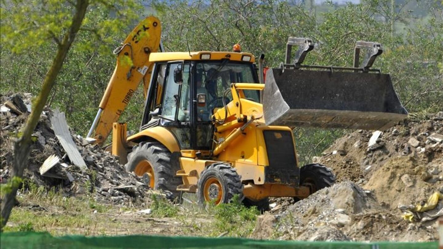 Una excavadora en la b&uacute;squeda de los restos de la joven Marta del Castillo en la escombrera de Camas (Sevilla).