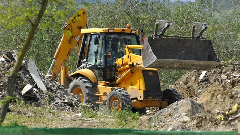 Una excavadora en la búsqueda de los restos de la joven Marta del Castillo en la escombrera de Camas (Sevilla).