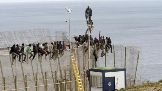 Inmigrantes en la valla de Melilla Inmigrantes en la valla de Melilla