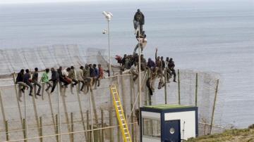 Inmigrantes en la valla de Melilla