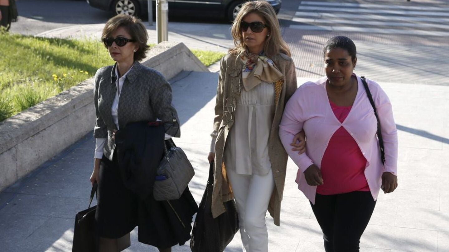 Rosal&iacute;a Iglesias con su abogada y su asistenta