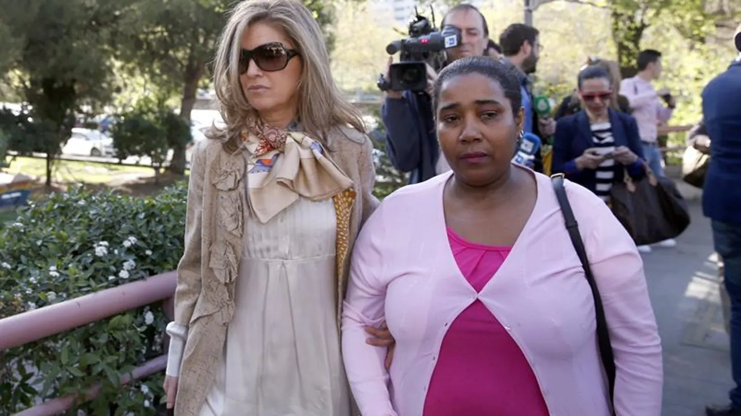 Rosalía Iglesias llega al juzgado con su asistenta Rosalía Iglesias llega al juzgado con su asistenta