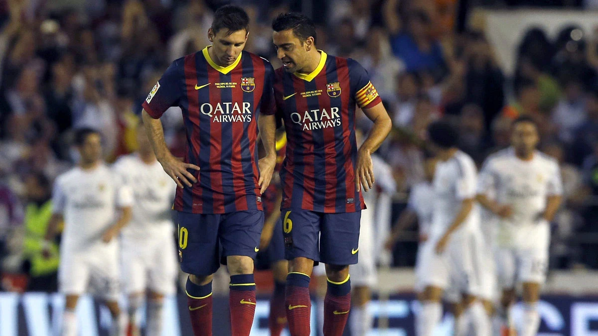 Xavi habla con Messi