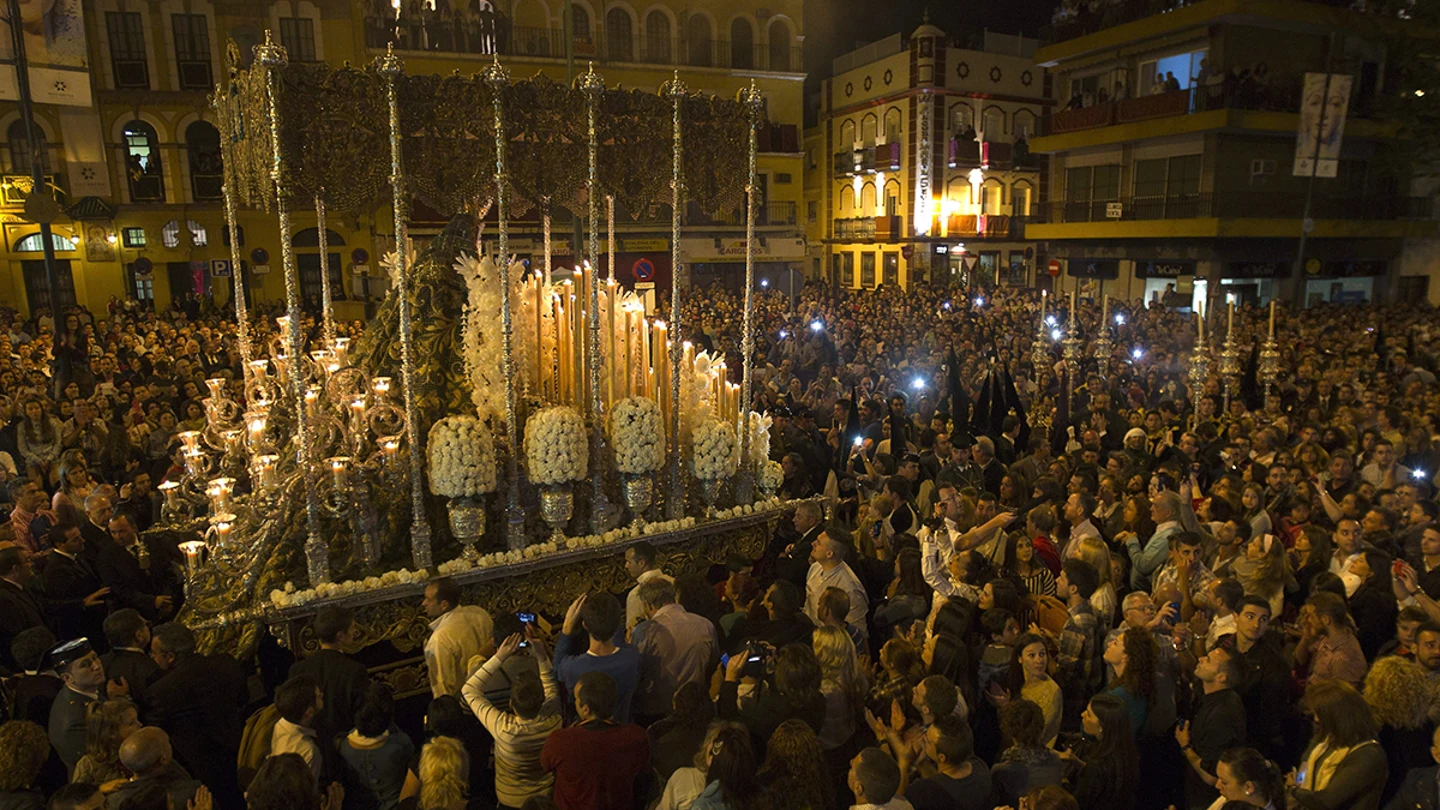 Una 'Madrugá' llena de emoción recorre las calles de Sevilla Una 'Madrugá' llena de emoción recorre las calles de Sevilla