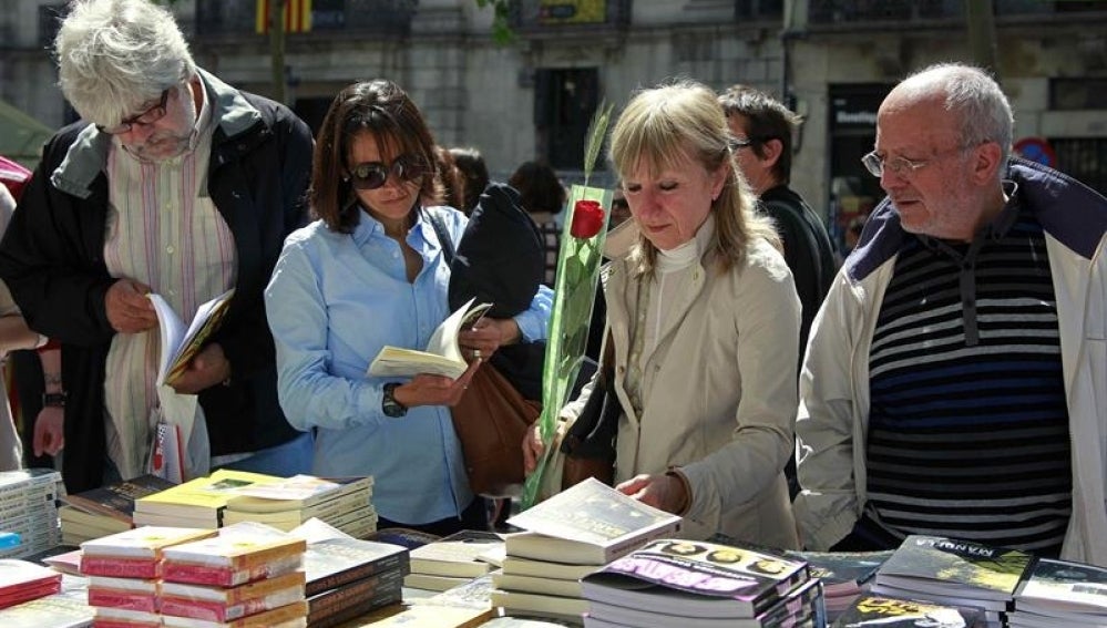 Puestos de libros en el día de 'Sant Jordi'.