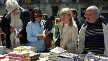 Puestos de libros en el día de 'Sant Jordi'.