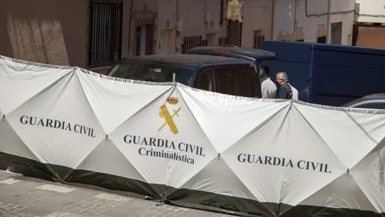 Agentes de la Guardia Civil junto a la vivienda de la localidad madrileña de Villarejo de Salvanés Agentes de la Guardia Civil junto a la vivienda de la localidad madrileña de Villarejo de Salvanés