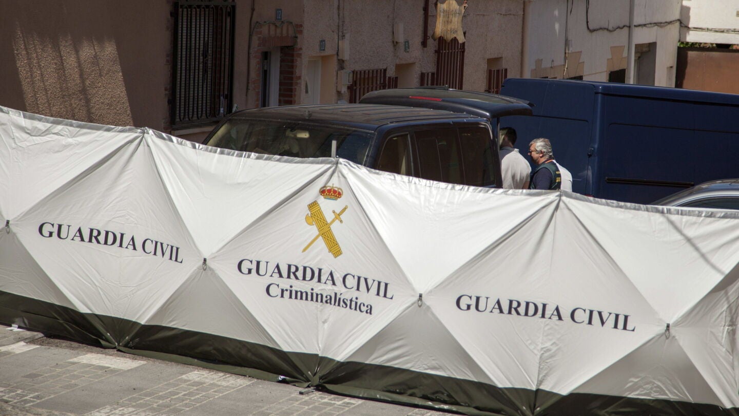 Agentes de la Guardia Civil junto a la vivienda de la localidad madrile&ntilde;a de Villarejo de Salvan&eacute;s