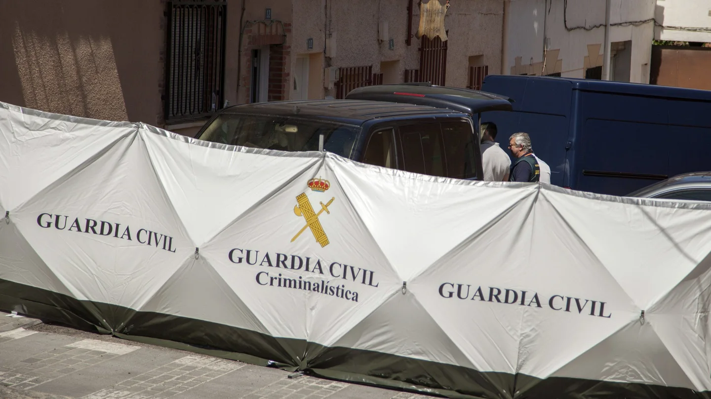 Agentes de la Guardia Civil junto a la vivienda de la localidad madrileña de Villarejo de Salvanés Agentes de la Guardia Civil junto a la vivienda de la localidad madrileña de Villarejo de Salvanés