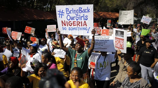 Activistas muestran pancartas pidiendo la liberación de las niñas en Nigeria Activistas muestran pancartas pidiendo la liberación de las niñas en Nigeria