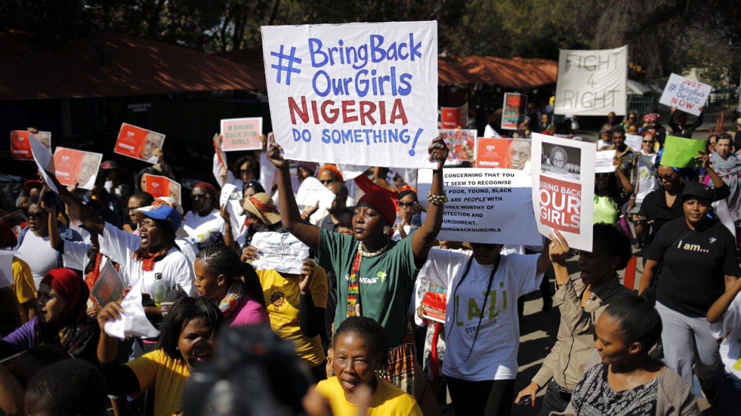 Activistas muestran pancartas pidiendo la liberaci&oacute;n de las ni&ntilde;as en Nigeria