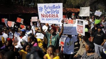 Activistas muestran pancartas pidiendo la liberación de las niñas en Nigeria