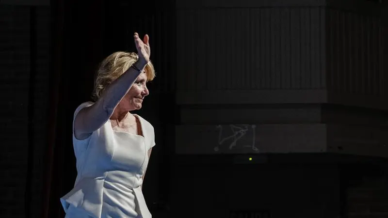Esperanza Aguirre saluda en un acto Esperanza Aguirre saluda en un acto