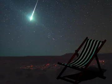 Tumbona y cielo despejado, una buena combinación para disfrutar de una buena lluvia de estrellas Tumbona y cielo despejado, una buena combinación para disfrutar de una buena lluvia de estrellas