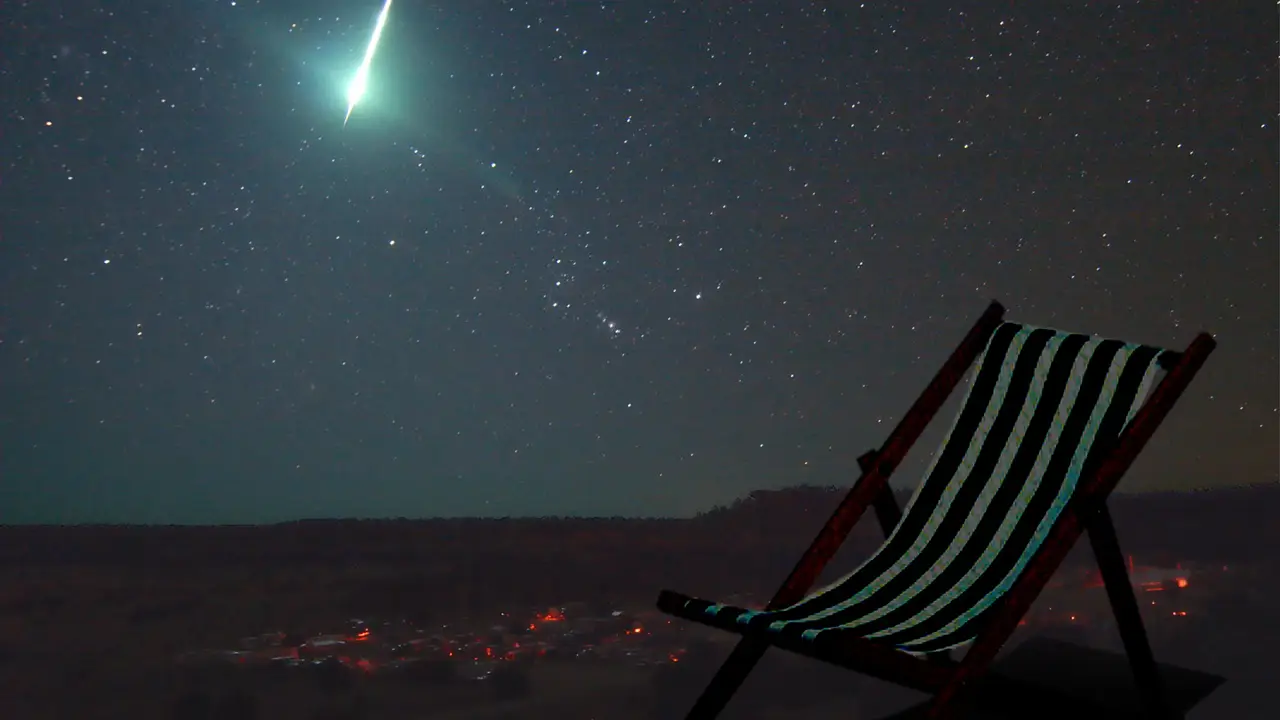 Tumbona y cielo despejado, una buena combinación para disfrutar de una buena lluvia de estrellas