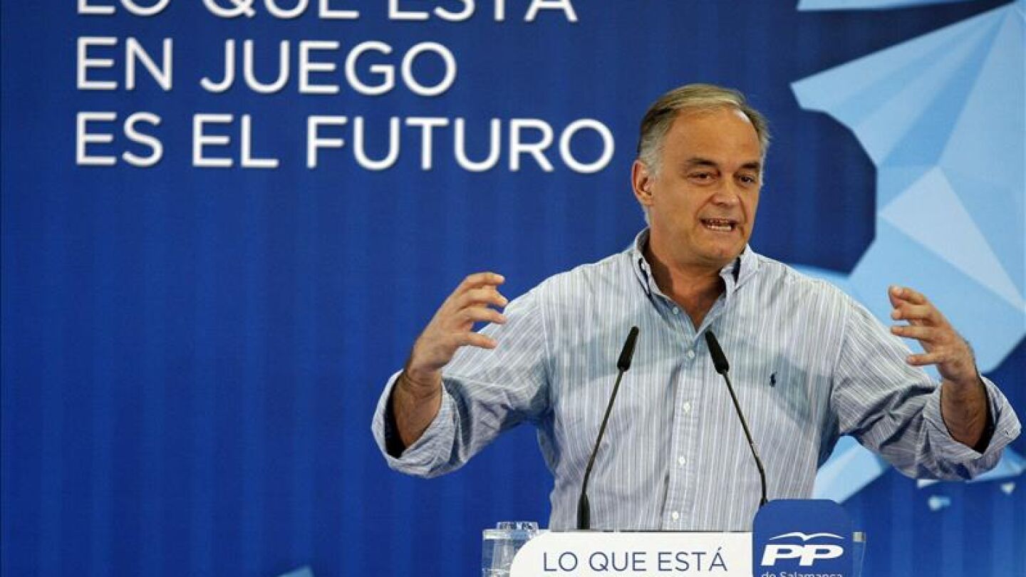 Estaban Gonz&aacute;lez Pons durante un mitin